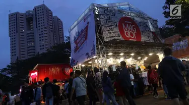 Pengunjung melihat-lihat produk merek pakaian di Jakcloth Indonesian Pride 2018, Jakarta, Rabu (19/12). Kehadisan Jakcloth disambut antusias anak muda Ibu Kota. (Liputan6.com/JohanTallo)