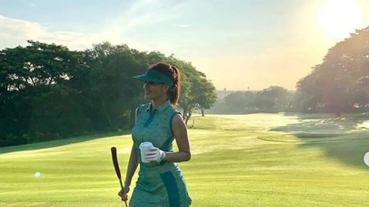 Farah Quinn Bermain Golf