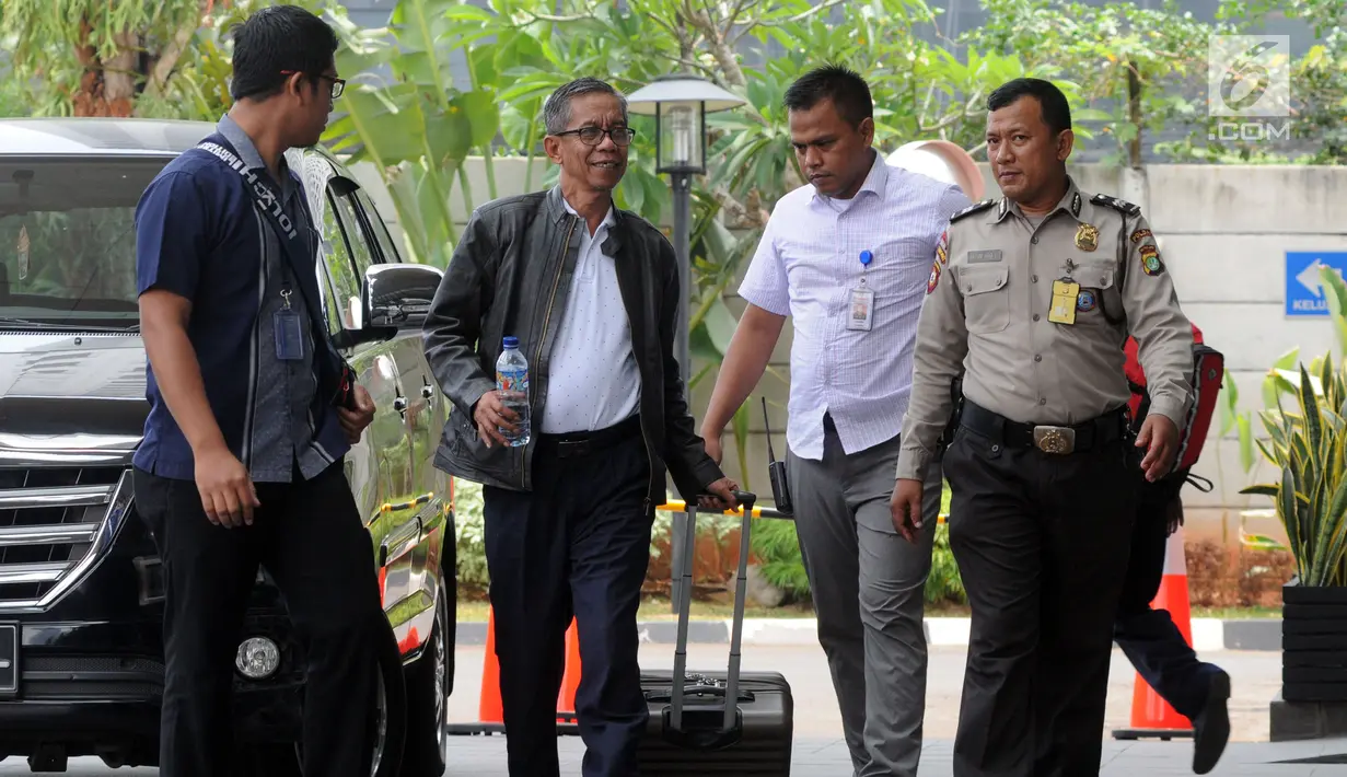 Kepala KPP Pratama Ambon La Masikamba (dua kiri) saat tiba di Gedung KPK, Jakarta, Kamis (4/10). La Masikamba akan menjalani pemeriksaan lanjutan 1x24 jam oleh penyidik di Gedung KPK. (Merdeka.com/Dwi Narwoko)
