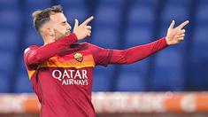 Pemain AS Roma, Borja Mayoral, merayakan gol yang dicetak ke gawang Verona pada laga Liga Italia di Stadion Olimpico, Roma, Minggu (31/1/2021). AS Roma menang dengan skor 3-1. (Fabio Rossi/LaPresse via AP)
