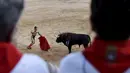 Seorang matador bersiap melawan banteng di Festival San Fermin, Pamplona, Spanyol, Rabu (8/7/2015). Aksi pertarungan antara Matador dengan banteng menjadi salah satu aksi yang ditunggu di Festival ini. (Reuters/Vincent West)
