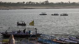 Wisatawan menaiki perahu di Sungai Gangga, Allahabad, India, Selasa (21/3). Pengadilan di India utara menyatakan Sungai Gangga dan Yamuna sebagai makhluk hidup sehingga memiliki hak untuk dilindungi serta tidak boleh disakiti (AP Photo/Rajesh Kumar Singh)