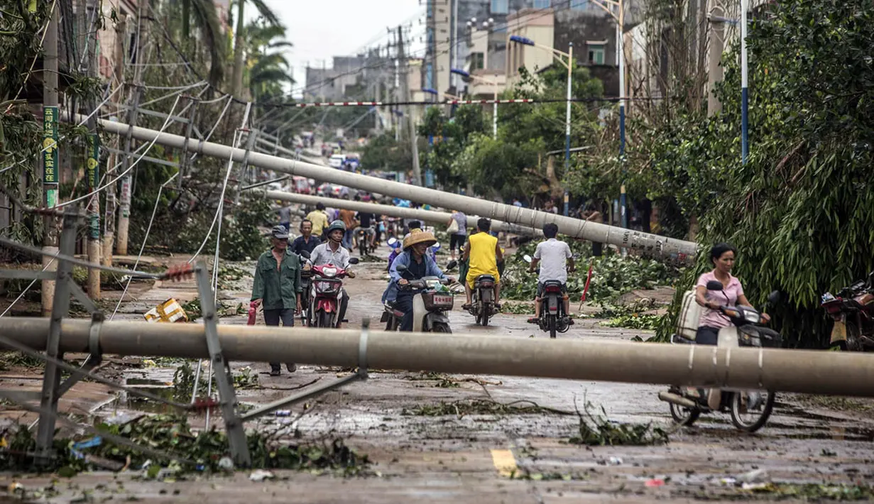 Suasana kota Leizhou di Provinsi Guangdong, Tiongkok, usai diterpa Topan Rammasun, (19/7/2014). (REUTERS/Stringer)