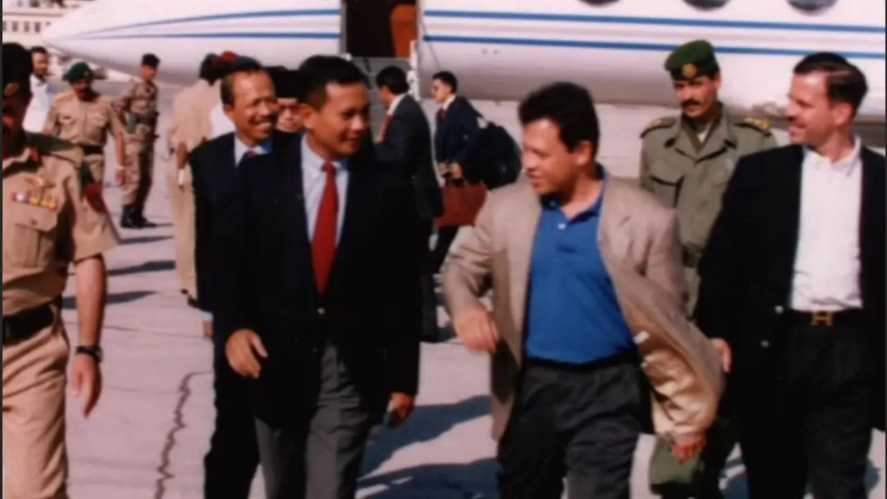 Foto lawas Presiden Prabowo Subianto dan Raja Abdullah II dari Yordania 27 tahun silam. (Dok. Instagram/@sekretariat.kabinet)