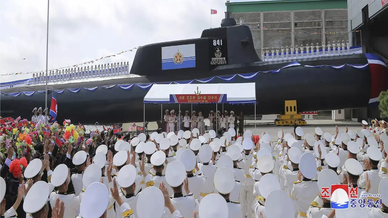 Media pemerintah Korea Utara menggambarkan kapal itu sebagai 'kapal selam serang nuklir taktis' baru. Kim Jong Un menghadiri peluncuran armada tersebut. (STR / KCNA VIA KNS/AFP)