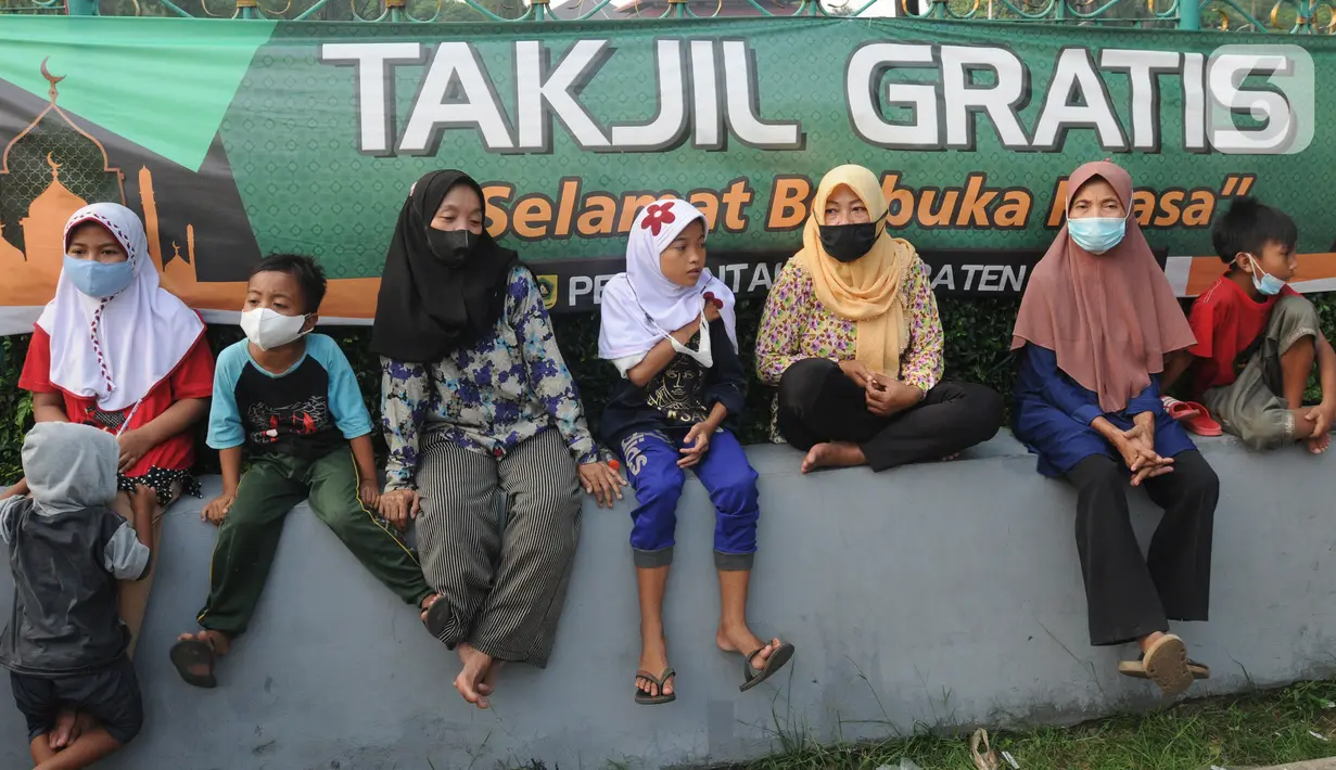 Warga mengantre untuk mendapatkan takjil di depan Kantor Pemerintah Daerah Kabupaten Bogor, Cibinong, Minggu (17/4/2022). Setiap hari selama bulan Ramadhan Pemkab Bogor menyediakan sekitar 400 hingga 500 paket takjil yang berasal dari dinas- dinas di lingkungan Pemkab Bogor (merdeka.com/Arie Basuki