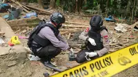 Gegana Brimob Polda Banten Sisir Bahan Peledak Dilokasi Ledakan Di Cimanggu, Kabupaten Pandeglang, Banten. (Senin, 10/01/2022). (Dokumentasi Polda Banten).