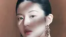 <p>Clean makeup dengan alis mata tipis pun memerlihatkan pesona Go Yoon Jung. Ia menambahkan lipstik pink dengan teksture sedikit glossy.@goyounjung</p>