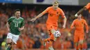 Gelandang Belanda, Donny Van de Beek, mengontrol bola saat melawan Irlandia Utara pada laga Kualifikasi Piala Eropa 2020 di Windsor Park, Belfast, Sabtu (16/11). Kedua negara bermain imbang 0-0. (AFP/Mark Marlow)