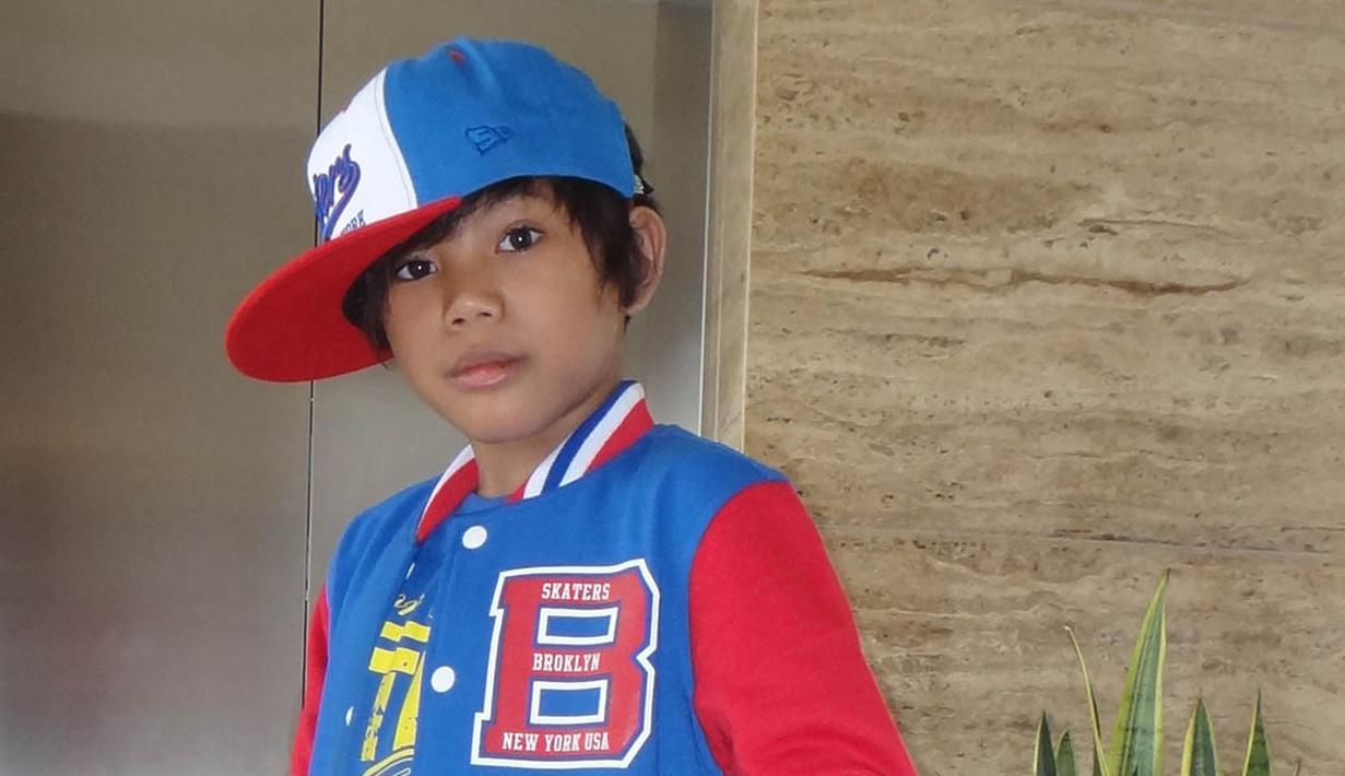 Penyanyi cilik Tegar menjadi selebriti berkat seseorang yang merekam aksi mengamennya dan diunggah ke Youtube. Video yang telah ditonton ribuan orang itu membuat sang pengamen cilik itu kini menjadi terkenal. (Istimewa)