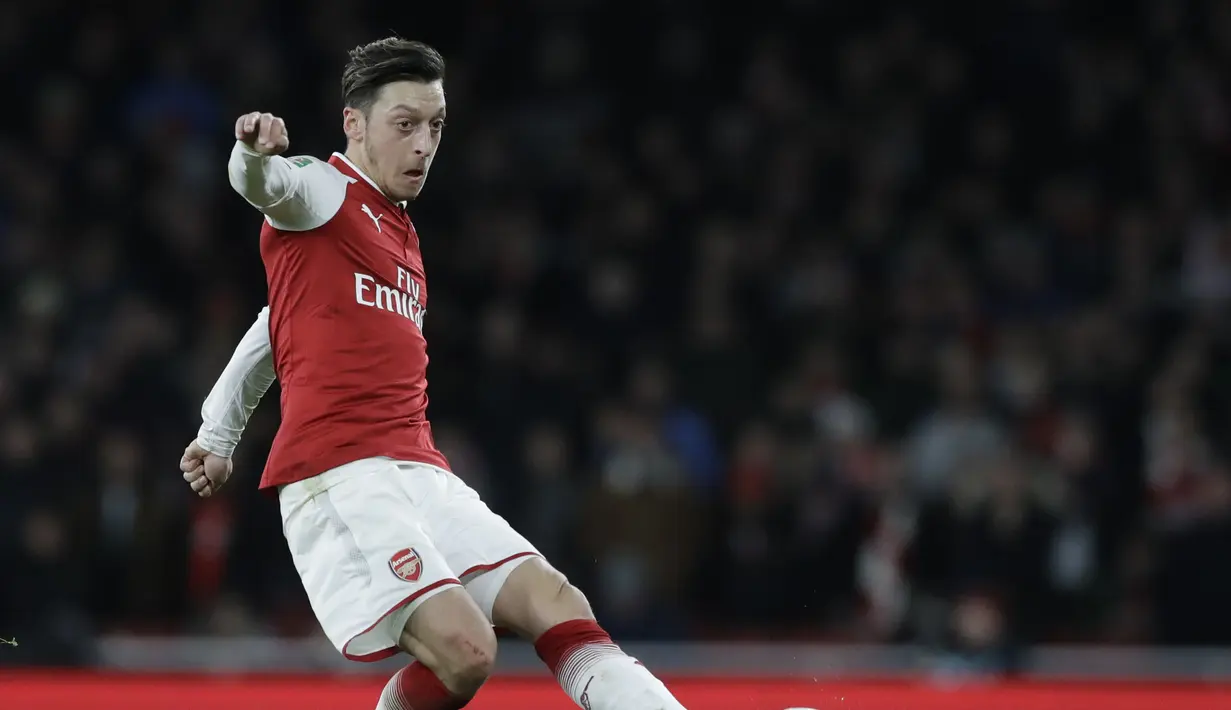 Pemain Arsenal, Mesut Ozil menjadi pemain bergaji tinggi di Arsenal dengan bayaran perminggu sekitar 300.000 pound sterling dan menerima durasi kontrak hingg 2021. (AP/Matt Dunham)