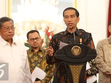 Presiden Jokowi mengumumkan paket kebijakan ekonomi tahap pertama di Istana Merdeka, Jakarta, Rabu (9/9/2015). Pemerintah fokus pada penguatan ekonomi makro, daya saing ekonomi nasional, dan pemberdayaan ekonomi rakyat. (Liputan6.com/Faizal Fanani)