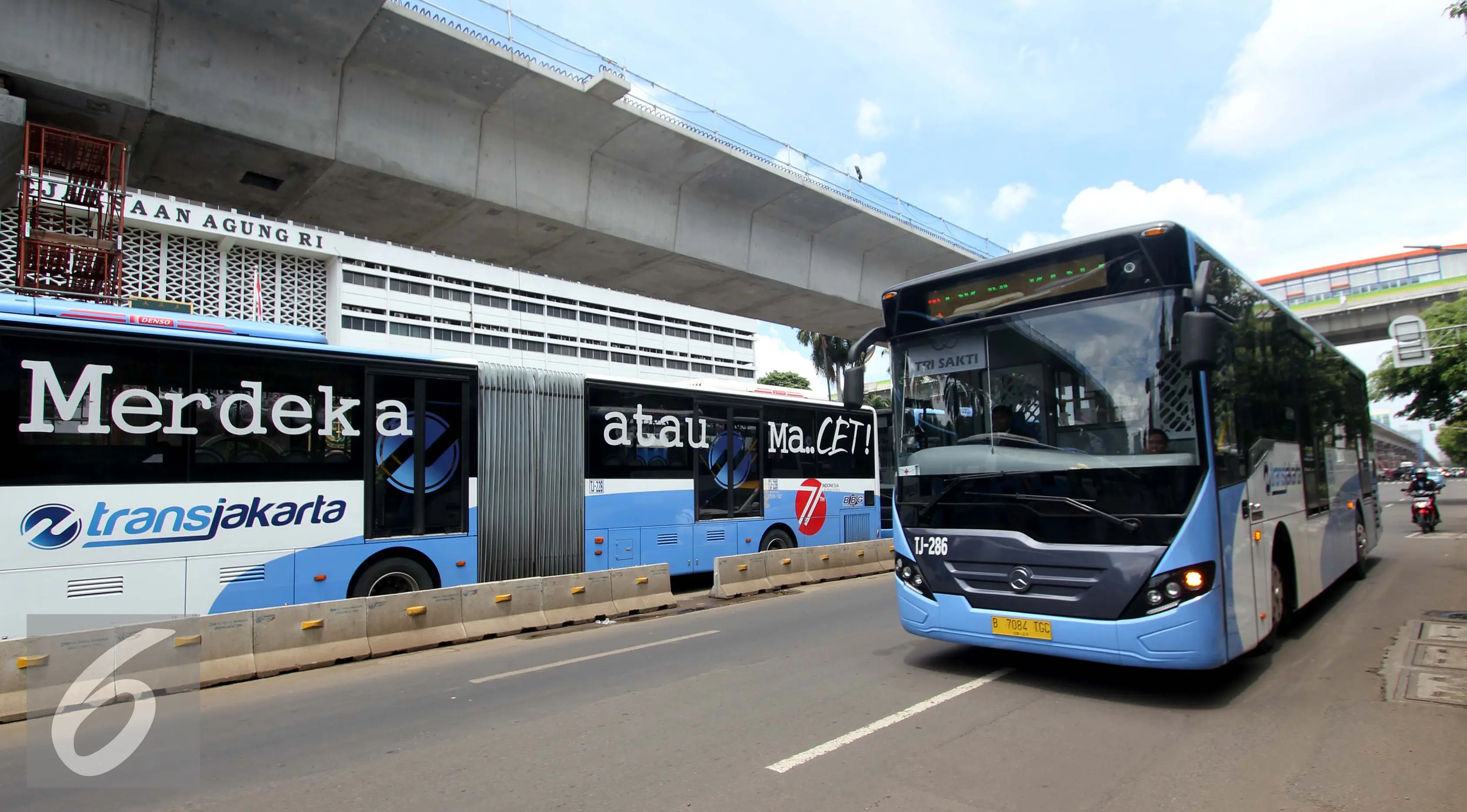 Sebuah bus Transjakarta melintas di Terminal Blok M, Jakarta Selatan, Kamis (12/1). PT Transjakarta tambah 2.000 unit bus, sehingga pada akhir tahun 2017 jumlah bus yang dimiliki bisa mencapai 3.300 unit. (Liputan6.com/Gempur M. Surya)