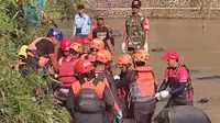 Tim SAR Sukabumi saat mengevakuasi jasad korban hanyut di sungai Citatih, Cibadak Kabuoaten Sukabumi (Liputan6.com/Istimewa).