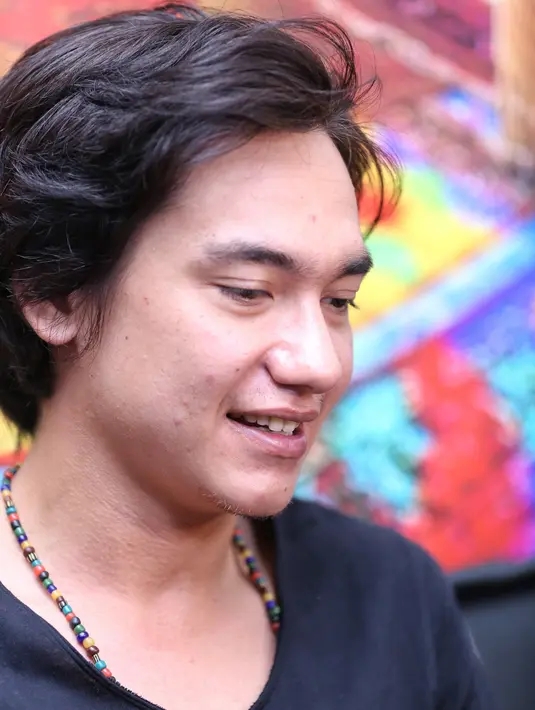 "Biasanya kalau cerita anak SMA atau drama teenlit biasa itu proses gimana deketin ceweknya. Di sini yang diomongin bukan itu. Lebih dalam daripada itu, jauh. Posesifnya," tambah Adipati Dolken. (Adrian Putra/Bintang.com)