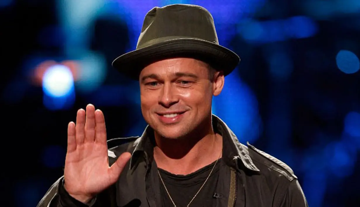 Brad Pitt dan Angelina Jolie sempat diberitakan mantap untuk bersatu lagi. Namun ternyata berita tersebut hanya sekedar hoax, dan justru yang sebenarnya terjadi saat ini Pitt semakin tertekan. (AFP/Kevin Winter)