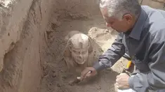 Dalam foto tak bertanggal yang dibagikan Senin, 6 Maret 2023, oleh Kementerian Pariwisata dan Purbakala Mesir ini, patung sphinx yang diyakini dibuat menyerupai kaisar Romawi ditemukan dari situs arkeologi di Qena, Mesir. Arkeolog Mesir menemukan patung sphinx di dalam sebuah kabin batu gamping yang digali di Mesir selatan. (Egyptian Ministry of Tourism and Antiquities via AP)