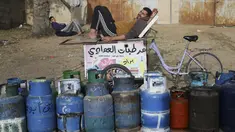 Warga Palestina mengantre untuk mendapatkan gas memasak pada hari kedua gencatan senjata sementara antara Hamas dan Israel di Rafah, Jalur Gaza, Sabtu, 25 November 2023. (AP Photo/Hatem Ali)