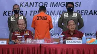 Imigrasi Tanjung Perak mengamankan warga Malaysia karena sering mabuk-mabukan dan meresahkan warga Modo Lamongan. (Dian Kurniawan/Liputan6.com)