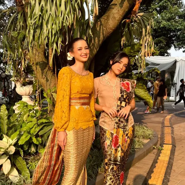 6 Potret Beda Penampilan Sarah Menzel dan Fuji di Acara Tedak Siten Ameena