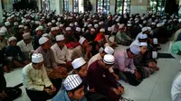 Ribuan santri di Kota Probolinggo, Jawa Timur, menggelar aksi solidaritas dengan doa bersama untuk kaum muslim Rohingya. (Liputan6.com/Dian Kurniawan)