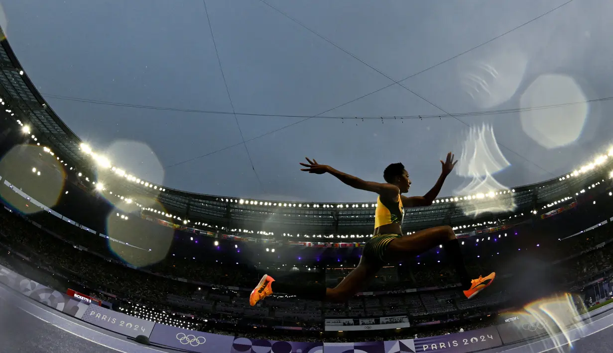 Shanieka Ricketts dari Jamaika berkompetisi di final lompat tinggi putri cabang olahraga atletik di Olimpiade Paris 2024 di Stade de France di Saint-Denis, utara Paris, pada 3 Agustus 2024. (Andrej ISAKOVIC/AFP)