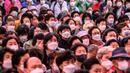 <p>Para jemaah menghadiri kebaktian untuk merayakan ulang tahun Buddha di Kuil Jogye, Seoul, Korea Selatan, Minggu (8/5/2022). (ANTHONY WALLACE/AFP)</p>