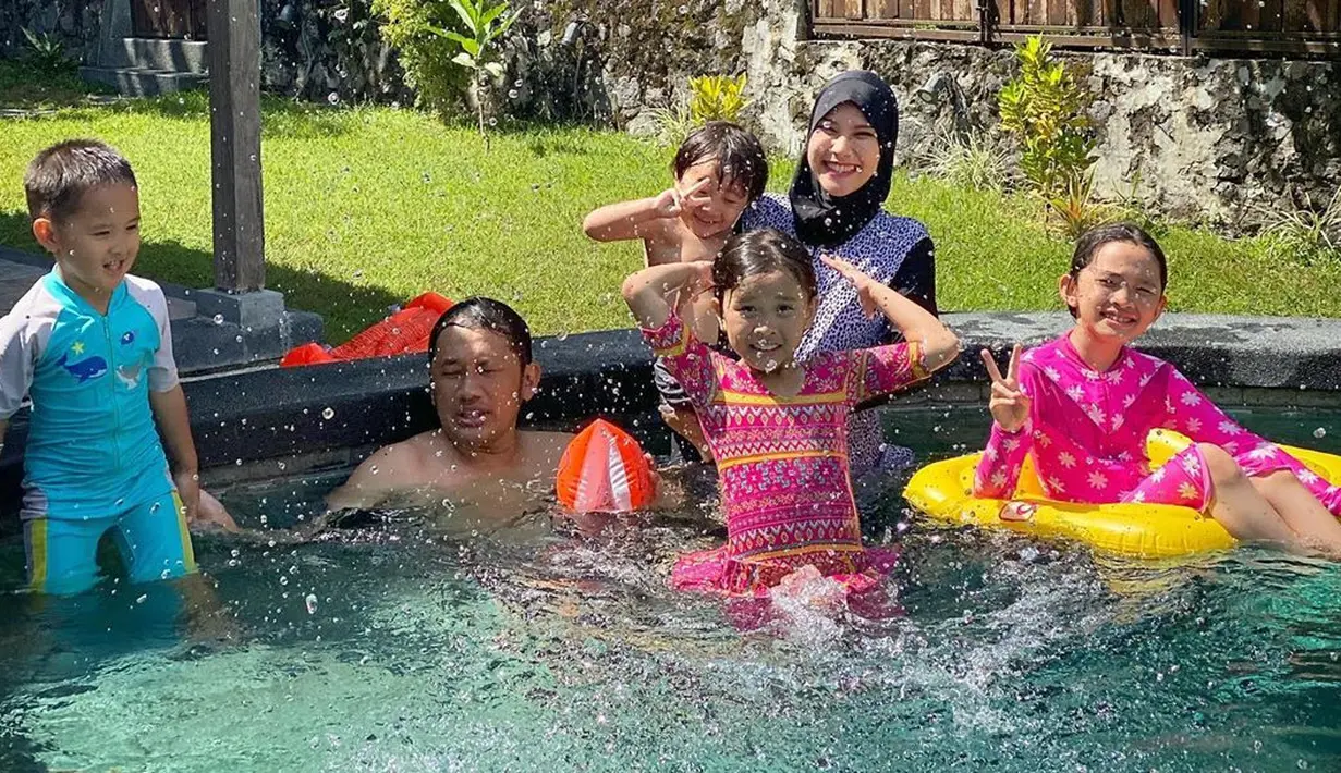 Hanung mengambil langkah ini setelah ia membaca artikel penelitan tentang perilaku anak-anak Indonesia dan Jepang yang berbeda. Dari sudut literasi, anak Indonesia jauh tertinggal. Zaskia dan Hanung tentu khawatir. (Instagram/zaskiadyamecca)