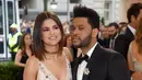 Selena dan The Weeknd memang belum setahun merajut kasih, tetapi mereka selalu saling mendukung satu sama lain. Pasalnya, tersiar kabar jika keduanya memang saling mencintai dan rela melakukan apapun. (AFP/DIMITRIOS KAMBOURIS/GETTY IMAGES NORTH AMERICA)