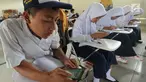 Pelajar menggunakan ponsel android mengikuti babak penyisihan lomba matematika dengan metode Gasing (Gampang Asyik & Menyenangkan) di SMKN 1 Leuwiliang, Bogor, Selasa (8/1). (Merdeka.com/Arie Sunaryo)