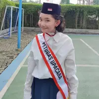 Bilqis pun mengenakan peci hitam dengan lambang bendera merah putih di atas rambut pendek ikalnya. Ia tampak mengenakan anting-anting minimalis. [@ayutingting92]