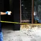 Ada dua batu yang digunakan untuk melempar kaca Kantor Ombudsman Yogyakarta. (Liputan6.com/Yanuar H)