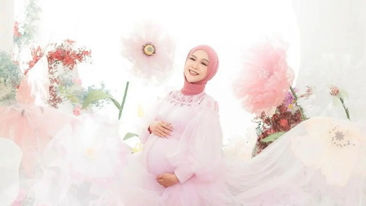 8 Gaya Maternity Shoot Ria Ricis Pakai Dress Pink, Vibenya Seperti Putri di Negeri Dongeng