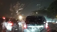 Hujan deras yang mengguyur wilayah Jakarta Jumat malam, membuat sebagian ruas jalan tergenang air. (TMC Polda Metro)