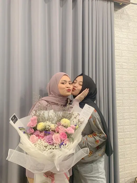 "Sering lah, apa yang Putri rasain diceritain. Apalagi soal netizen curhat ke bunda. Semuanya, karier sampai percintaan Putri ceritain semua. Aku terbuka sama Bunda," kata Putri Delina di Trans TV, Selasa (9/3/2021). (Instagram/nathalieholscher)