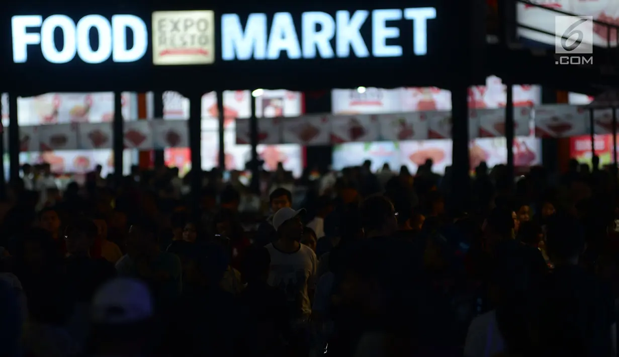 Pengunjung memadati Jakarta Fair atau Pekan Raya Jakarta 2019 di JIExpo Kemayoran, Jumat (7/6/2019). Jakarta Fair buka mulai pukul 15.30 WIB - 22.00 WIB di hari Senin sampai Jumat dan pada akhir pekan serta libur nasional, pameran buka pukul 10.00 - 23.00 WIB. (merdeka.com/Imam Buhori)