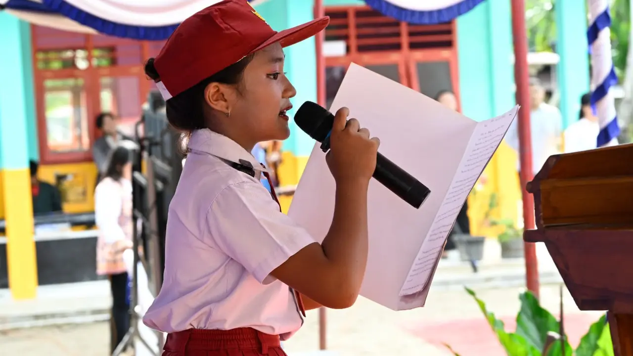 Siswi SD Nias Utara Bacakan Surat untuk Prabowo