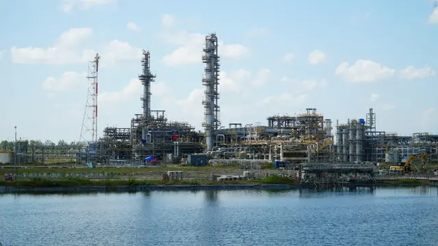 Proyek pengembangan lapangan gas Jambaran-Tiung Biru (JTB) yang tengah mempersiapkan diri memasuki proses gas-in di Desa Bandungrejo, Ngasem, Bojonegoro, Jawa Timur, Kamis (28/07).