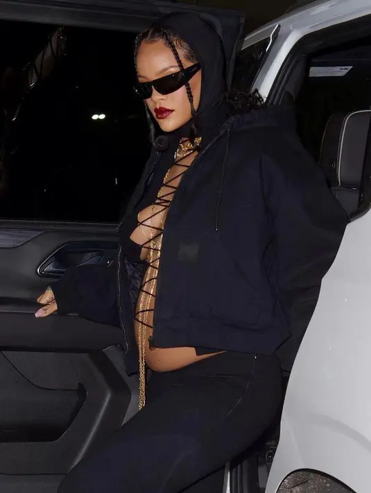 “Semua hitam adalah segalanya,” tulisnya dalam keterangan foto. (Instagram/badgalriri).