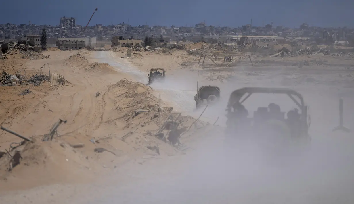 Kendaraan tentara Israel mengangkut sekelompok tentara dan jurnalis di dalam Jalur Gaza selatan, Rabu, 3 Juli 2024. (AP Photo/Ohad Zwigenberg, Pool)