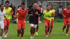 Pelatih Persija, Bambang Nurdiansyah (tengah) saat memimpin latihan di National Youth Training Centre, Sawangan, Depok, Jumat (4/12/2015). Latihan ini persiapan memasuki babak delapan besar Piala Jenderal Sudirman. (Liputan6.com/Helmi Fithriansyah)