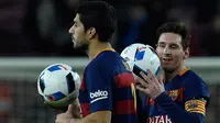 Penyerang Barcelona, Luis Suarez (kiri) dan Lionel Messi membawa bola usai pertandingan piala Copa del Rey melawan Valencia di Stadion Camp Nou, (3/2/2016). Barcelona menang telak atas Valencia dengan skor 7-0. (AFP PHOTO/Lluis GENE)