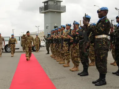 Panglima TNI Jenderal TNI Dr. Moeldoko meninjau Pasukan Garuda yang sedang melaksanakan misi perdamaian PBB di Lebanon, Minggu (12/4/2015). (Dok.TNI)