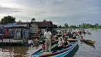 Wisatawan asing sedang menikmati berinteraksi dengan pedagang di Pasar Terapung Lok Baintan, Banjarmasin (Liputan6.com/Pool/Kadek Arini)