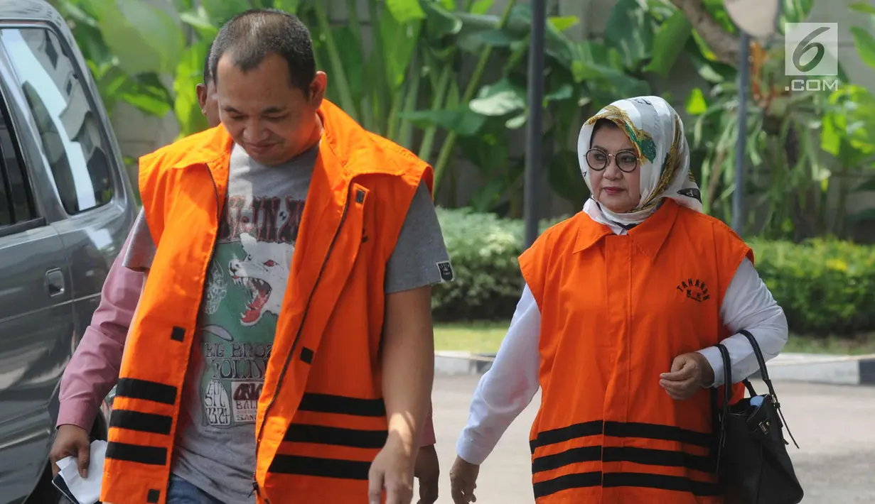 Bupati Subang nonaktif Imas Aryumningsih dan Pengusaha Miftahhudi tiba di gedung KPK, Jakarta, Kamis (29/3). Imas dan Miftahhudi diperiksa terkait kasus dugaan suap pengurusan perizinan di lingkungan Pemerintah Kabupaten Subang. (Merdeka.com/Dwi Narwoko)