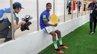 Pemain Timnas Brasil U-17, Estevao, berpose dengan memamerkan plakat Man of the Match saat ditemui di belakang area mixed zone Stadion Manahan, Solo, Senin (20/11/2023). (Bola.com/Radifa Arsa)