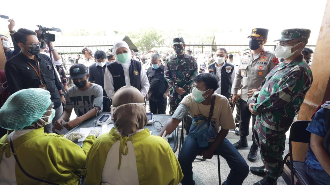 Vaksinasi massal di lapangan Kodam V Brawijaya Surabaya. (Dian Kurniawan/Liputan6.com)