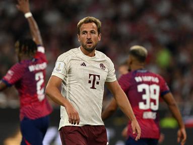 Pemain Bayern Munchen, Harry Kane saat laga Piala Super Jerman 2023 melawan RB Leipzig di Allianz Arena, Munchen, Jerman, Minggu (13/08/2023) dini hari WIB. (AFP/Christof Stache)