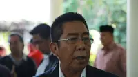 Pendiri dan ketua umum gerakan nasional anti narkoba (GRANAT) Henry Yosodiningrat turut hadir di rumah duka memberi belasungkawa. (Galih W. Satria/Bintang.com)