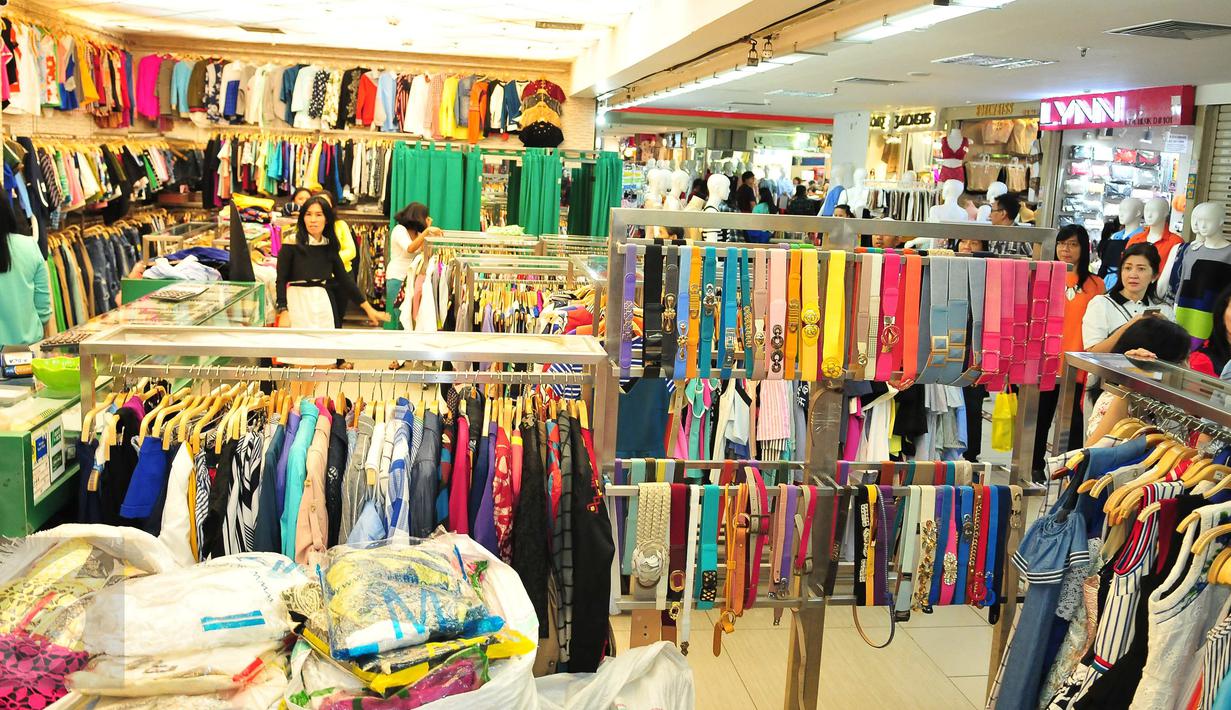 Aktivitas jual beli di salah satu pusat perbelanjaan di Jakarta, Jumat (11/11). Pemerintah akan menghentikan impor barang secara borongan untuk meminimalisasi kegiatan penyelundupan yang bisa merugikan industri dalam negeri. (Liputan6.com/Angga Yuniar)